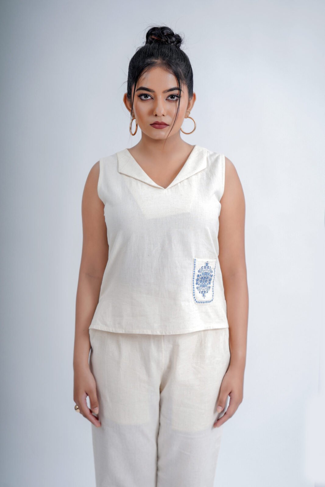LINEN COTTON SHORT TOP NOTCHED COLLAR WITH INDIGO FLORAL MOTIF