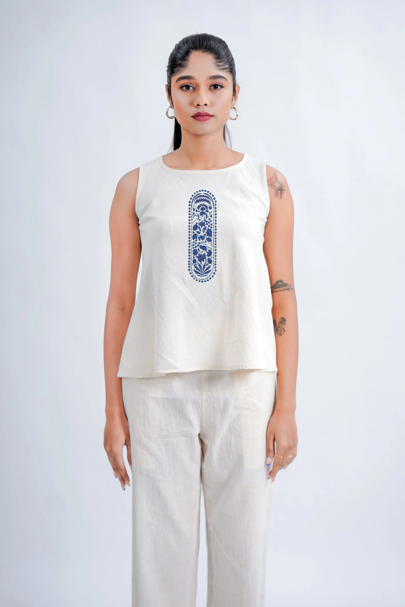 LINEN COTTON SHORT TOP WITH INDIGO ARK MOTIF
