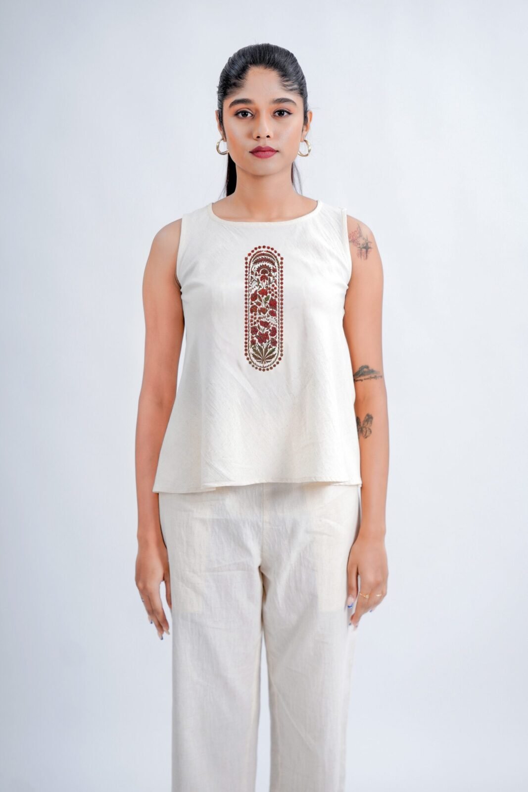 LINEN COTTON SHORT TOP WITH RED ARK MOTIF