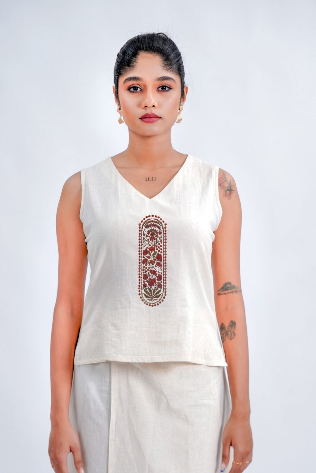 LINEN COTTON SHORT TOP V NECK WITH RED ARK MOTIF