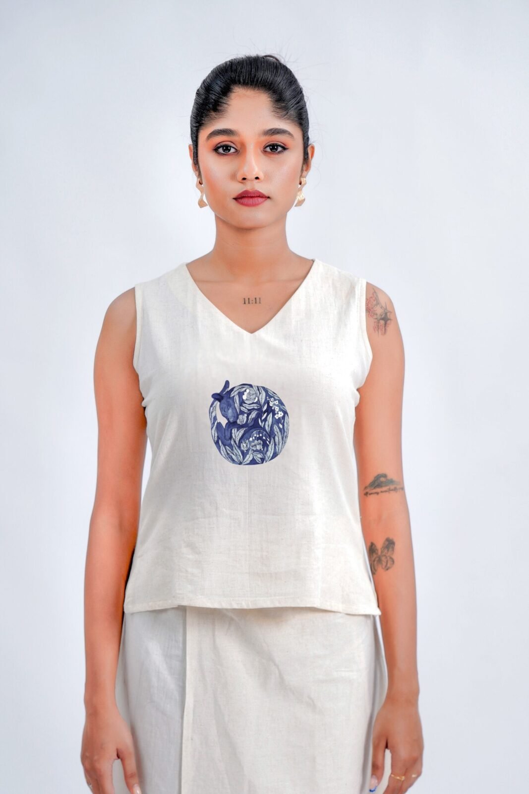 LINEN COTTON SHORT TOP V NECK WITH INDIGO CAT MOTIF cpf