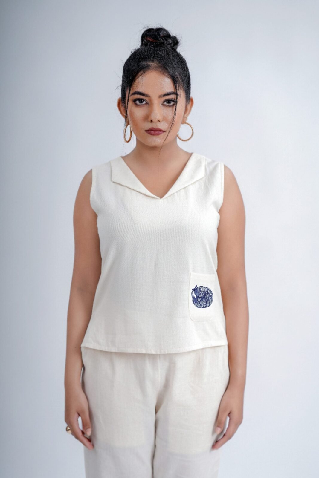 LINEN COTTON SHORT TOP NOTCHED COLLAR WITH INDIGO CAT MOTIF