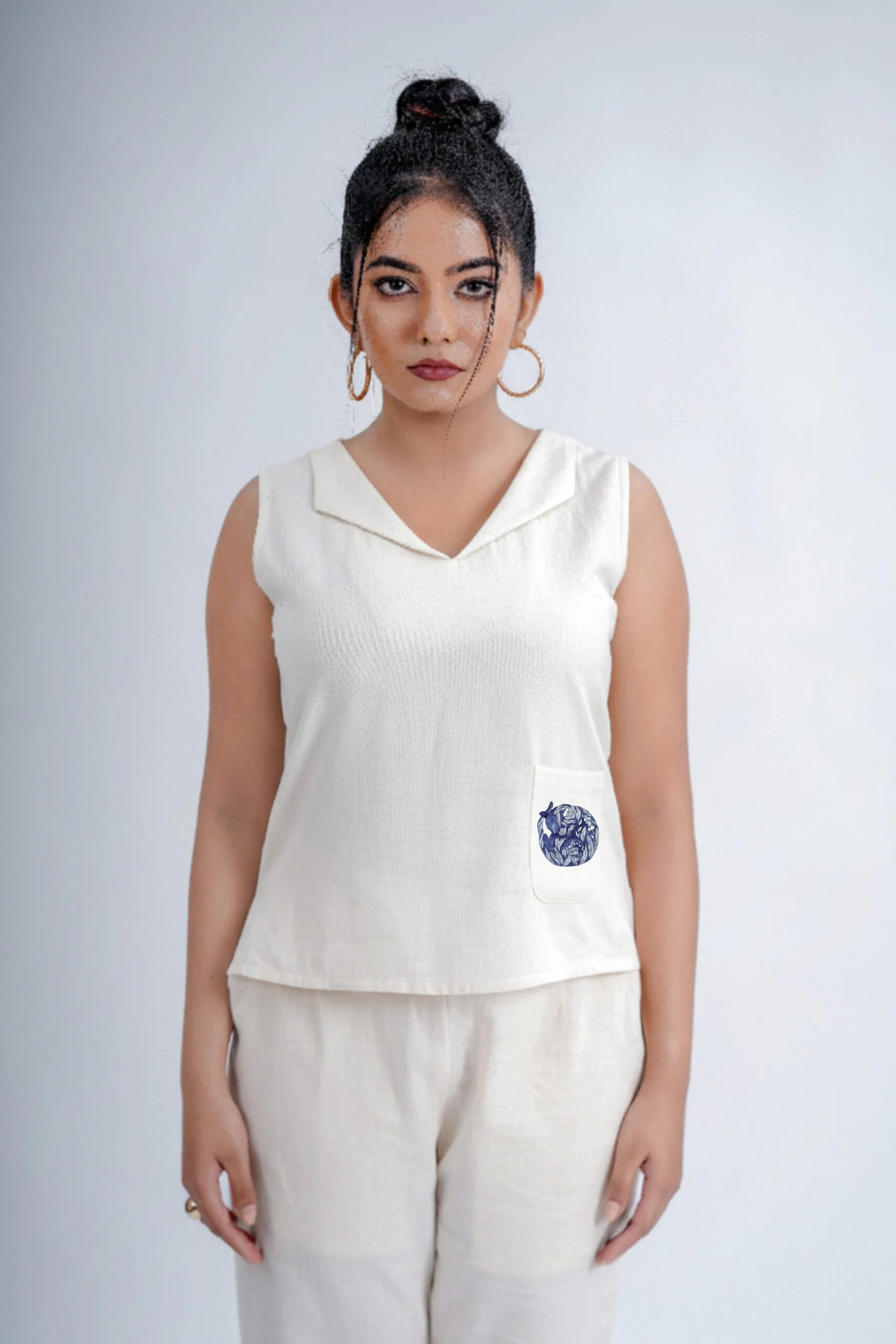LINEN COTTON SHORT TOP NOTCHED COLLAR WITH INDIGO CAT MOTIF